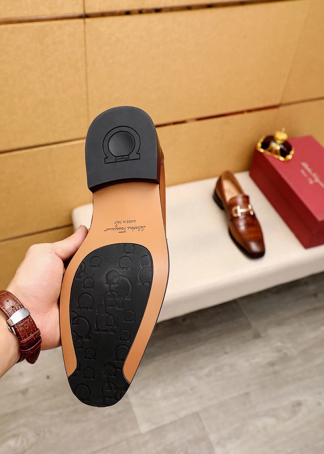Men's shoes 💰460 💐 Product trademark: Ferragamo "Ferragamo" casual leather shoes Regular size: 38-44 (45.46.47🉑️Customized) Product materials: Selected imported first-layer calfskin embossed upper + luxury hardware buckle, imported water-dyed cow leather lining. Strong three-dimensional visual effect, original outsole color: 2 colors available